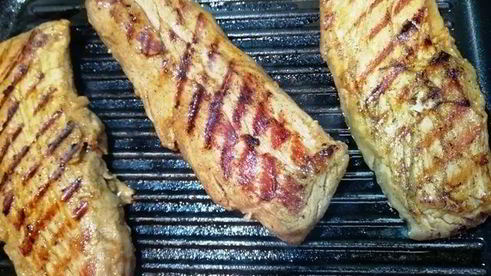 праздничный ужин из булгура с креветками и стейком