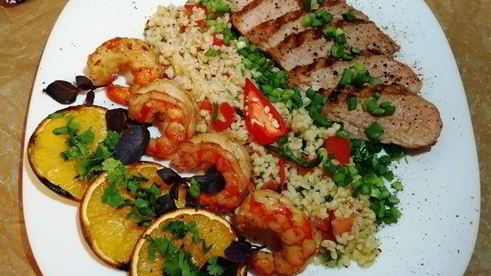 праздничный ужин из булгура с креветками и стейком