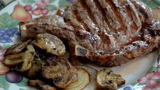 Рибай стейк с грибами и луком