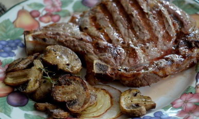 Рецепт рибая стейк с грибами и луком