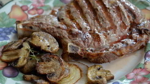 рибай стейк с грибами и луком