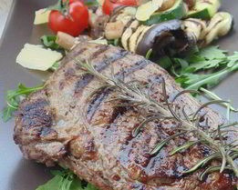 Стейк ферентино с овощами на гриле