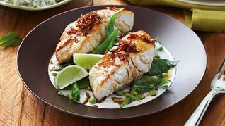 Стейк голубой акулы на сковороде