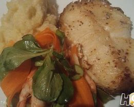 Стейк из белой рыбы с пюре и весенним салатом