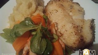 Стейк из белой рыбы с пюре и весенним салатом