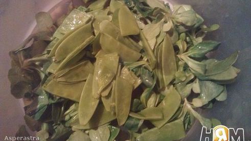 стейк из белой рыбы с пюре и весенним салатом