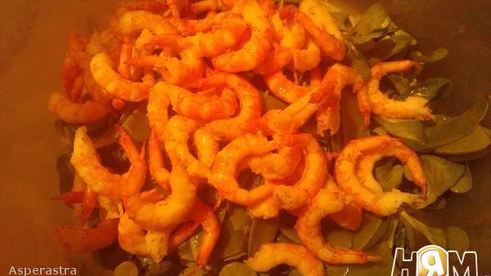 стейк из белой рыбы с пюре и весенним салатом