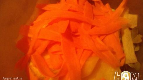 стейк из белой рыбы с пюре и весенним салатом