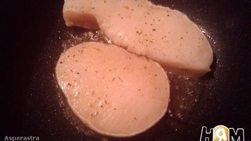 стейк из белой рыбы с пюре и весенним салатом