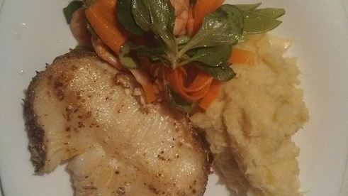 стейк из белой рыбы с пюре и весенним салатом