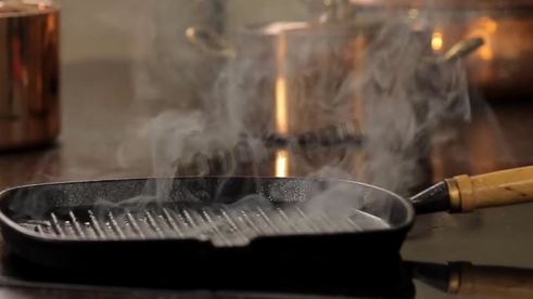 стейк из говядины на сковороде