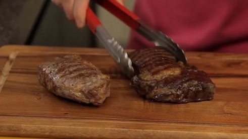 стейк из говядины на сковороде