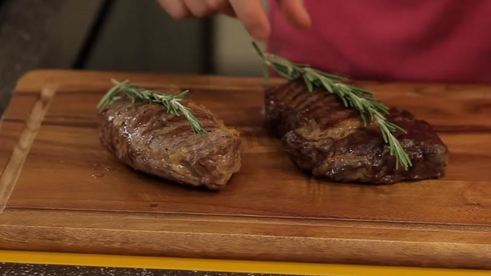 стейк из говядины на сковороде