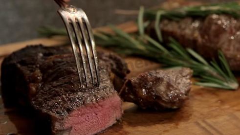 стейк из говядины на сковороде