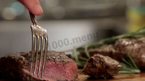 стейк из говядины на сковороде