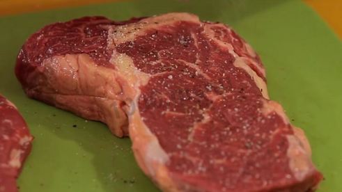 стейк из говядины на сковороде