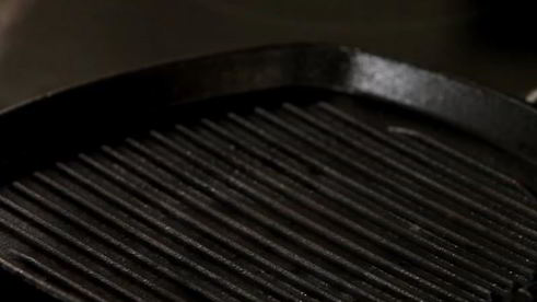 стейк из говядины на сковороде