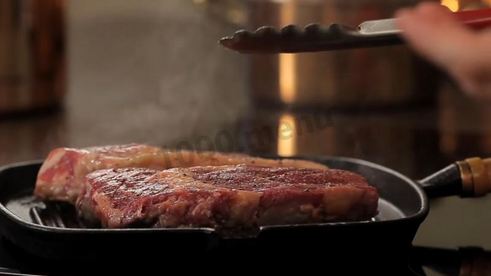 стейк из говядины на сковороде