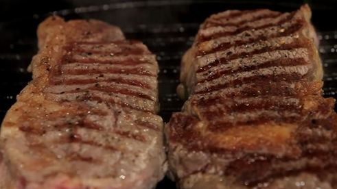 стейк из говядины на сковороде