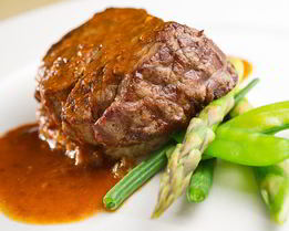 Стейк из говядины со спаржей и стручковой фасолью