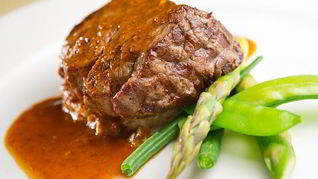 Стейк из говядины со спаржей и стручковой фасолью