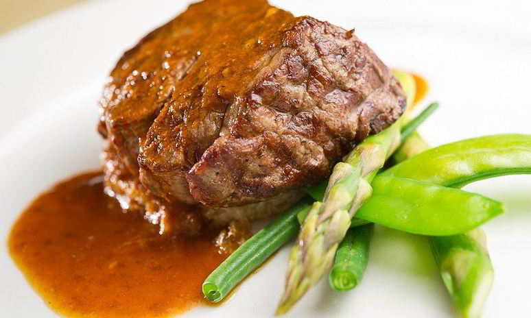 Рецепт стейка из говядины со спаржей и стручковой фасолью