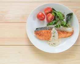 Стейк из семги с майонезным соусом чили