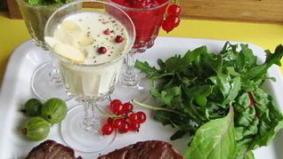 Стейк с летним трио соусов для девочек