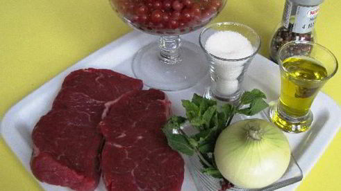 стейк с летним трио соусов для девочек