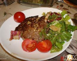 Стейк с салатом микс