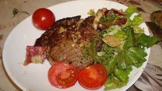Стейк с салатом микс