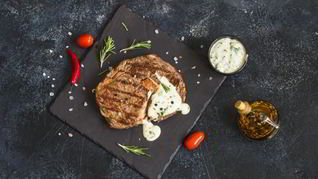 Стейк с соусом из голубого сыра