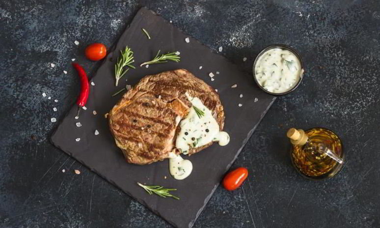 Рецепт стейка с соусом из голубого сыра