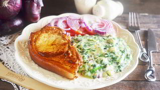 Стейк с томатным салатом и сливочным шпинатом