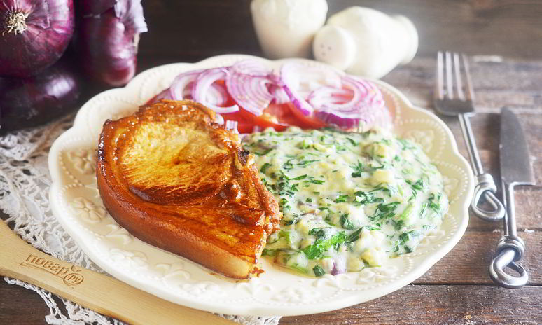 Рецепт стейка с томатным салатом и сливочным шпинатом