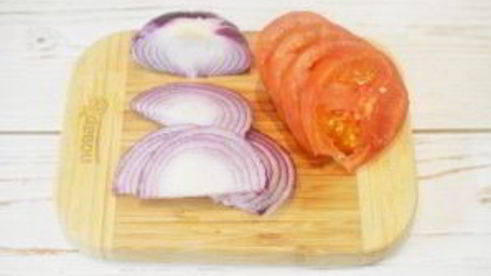 стейк с томатным салатом и сливочным шпинатом