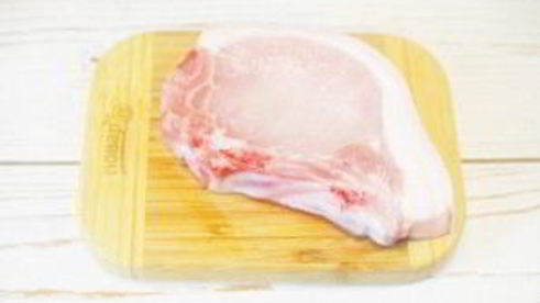 стейк с томатным салатом и сливочным шпинатом