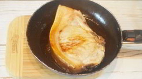 стейк с томатным салатом и сливочным шпинатом