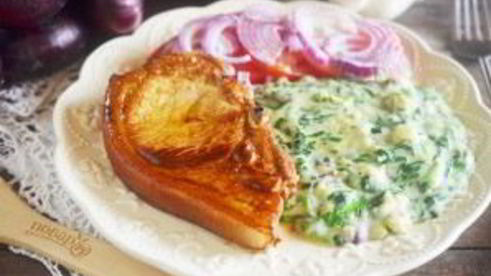 стейк с томатным салатом и сливочным шпинатом