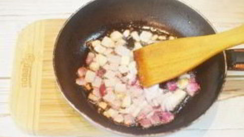 стейк с томатным салатом и сливочным шпинатом