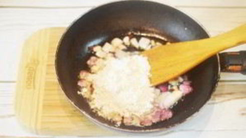 стейк с томатным салатом и сливочным шпинатом