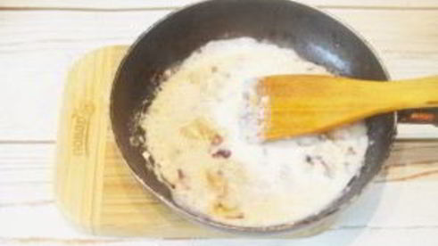 стейк с томатным салатом и сливочным шпинатом