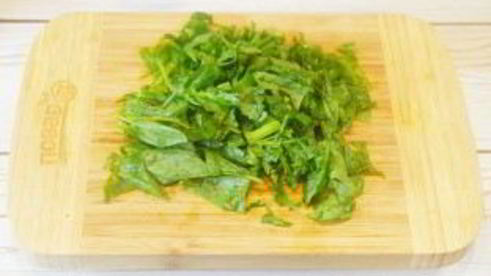 стейк с томатным салатом и сливочным шпинатом