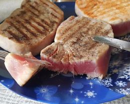 Стейк тунца на сковородке гриль