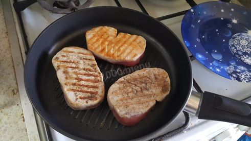 стейк тунца на сковородке гриль