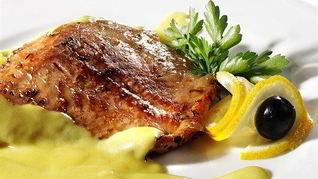 Стейки из лосося на гриле с травяным соусом из мяты и базилика