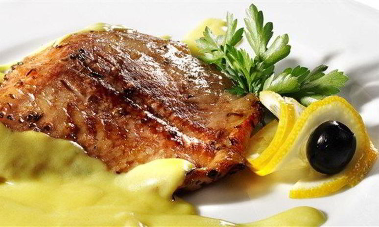 Рецепт стейков из лосося на гриле с травяным соусом из мяты и базилика