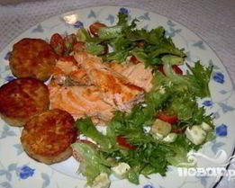 Стейки из семги, маринованные в дижонской горчице с зеленым салатом