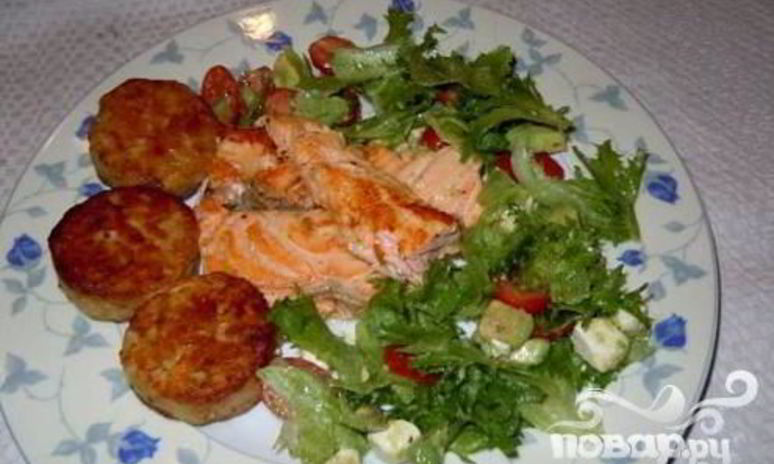 Рецепт стейков из семги, маринованные в дижонской горчице с зеленым салатом