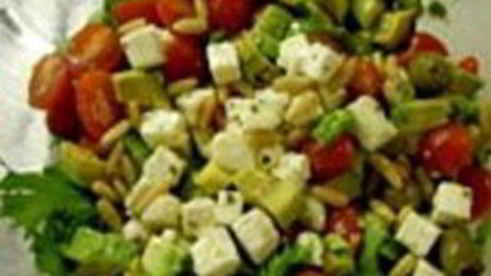 стейки из семги, маринованные в дижонской горчице с зеленым салатом